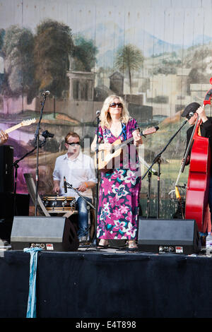 Salisbury, UK. 16. Juli 2014. Sally Barker auf der Garten-Bühne beim Larmer Baum Festival Mittwoch, 16. Juli 2014 Credit: John Rose Fotografie/Alamy Live-Nachrichten Stockfoto