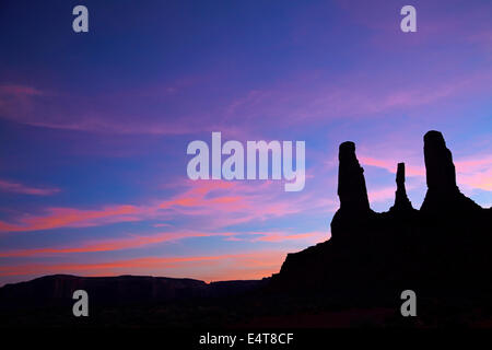 Sonnenuntergang über der drei Schwestern Türme, Monument Valley Navajo Nation, Utah und Arizona Grenze, USA Stockfoto