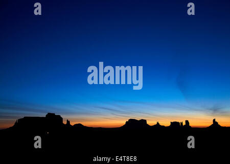 Sonnenaufgang über Eagle Mesa, Brigham Grab König auf seinem Thron, Stagecoach, Bär und Hase, Le Château, große indische Felsformationen Stockfoto