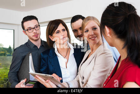 Gruppe von jungen Geschäftsleuten und Geschäftsfrau in Diskussion in Office, Deutschland Stockfoto