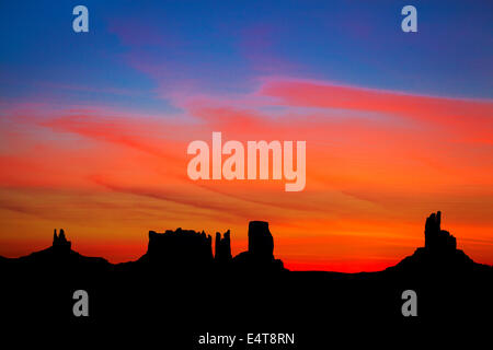 Sonnenaufgang über dem König auf seinem Thron, Stagecoach, Bär und Hase, Le Château und Big Indian Felsformationen, Monument Valley Navajo Stockfoto