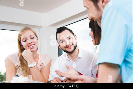 Close-up der Gruppe von jungen Geschäftsleuten treffen und im Gespräch im Büro, Deutschland Stockfoto