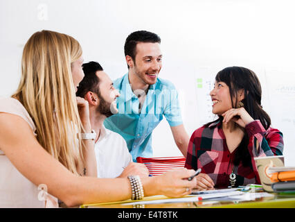 Gruppe von jungen Geschäftsleuten treffen und im Gespräch im Büro, Deutschland Stockfoto