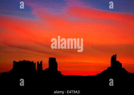 Sonnenaufgang über dem Stagecoach, Bär und Hase, Le Château und Big Indian Felsformationen, Monument Valley Navajo Nation, USA Stockfoto