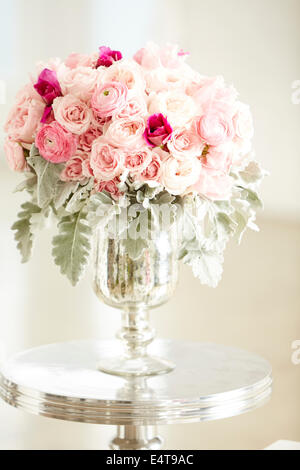 Strauß rosa Rosen in Silber Vase auf Silber Tisch, Studio gedreht Stockfoto