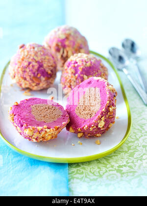 Rasberry Schokolade Eis Kugeln, Studioaufnahme Stockfoto