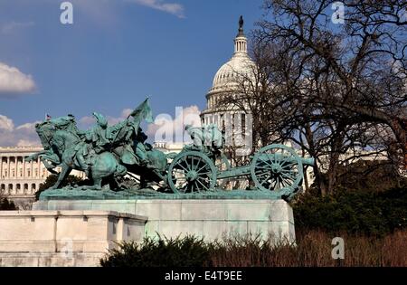 Washington, DC: Die Bürgerkrieg-Skulpturen auf der Ulysses S. Grant Denkmal gegenüber dem Kapitol Widerspiegelnder Teich Stockfoto