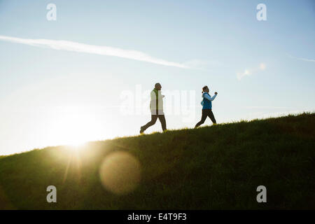 Mann und Frau Joggen im Freien, Baden-Württemberg, Deutschland Stockfoto