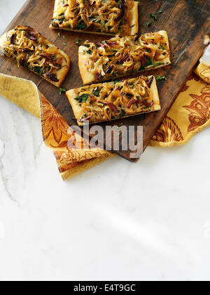 Draufsicht der Pissaladiere mit Carmelized Zwiebeln, schwarzen Oliven und Spinat, Studioaufnahme Stockfoto