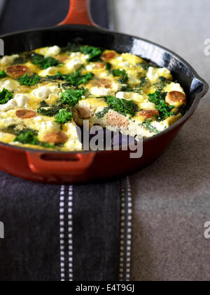 Wurst und Kale Frittata in Pfanne, Studioaufnahme Stockfoto