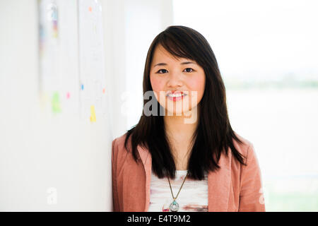 Porträt der jungen Unternehmerin in Büro, Mannheim, Baden-Württemberg, Deutschland Stockfoto