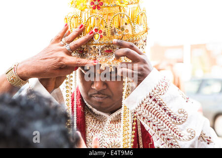 Nahaufnahme der Hindu Mann immer lesen für Hochzeit, Toronto, Ontario, Kanada Stockfoto