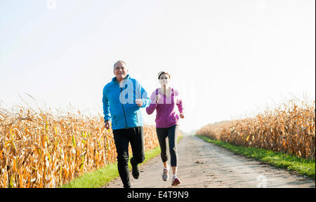 Paar Joggen im Freien, Baden-Württemberg, Deutschland Stockfoto