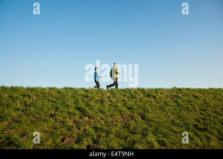 Mann und Frau Joggen im Freien, Baden-Württemberg, Deutschland Stockfoto