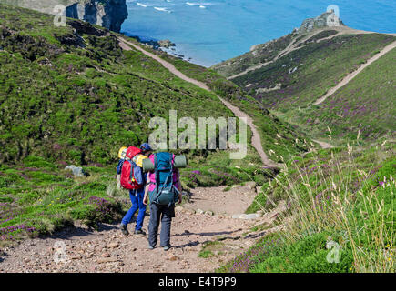 zwei Wanderer auf dem South West Coast Path in der Nähe von Extrameldung in Cornwall, Großbritannien Stockfoto