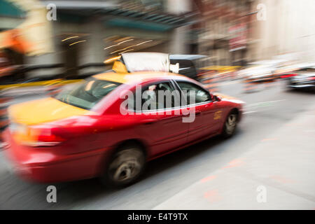 Verschwommene Taxi Cab auf Stadt Street, Toronto, Ontario, Kanada Stockfoto