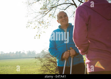 Paar Nordic-Walking im Freien, Mannheim, Baden-Württemberg, Deutschland Stockfoto