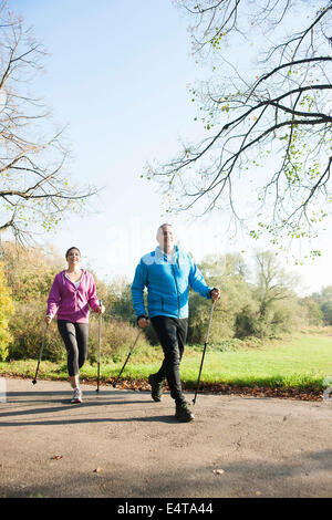 Paar Nordic-Walking im Freien, Mannheim, Baden-Württemberg, Deutschland Stockfoto
