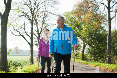 Paar Nordic-Walking im Freien, Mannheim, Baden-Württemberg, Deutschland Stockfoto