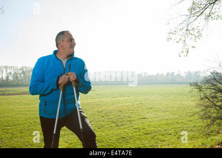 Ältere Mann mit Nordic-Walking-Stöcke, Mannheim, Baden-Württemberg, Deutschland Stockfoto