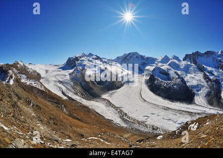 Blick vom Bahnhofsnähe mit Sonne über Gornergletscher, Monte Rosa Gletscher und Monte Rosa Mountain Range, Alpen, Wallis, Schweiz Stockfoto