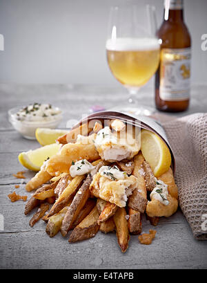 Beer Battered Fish And Chips mit Glas Bier, Studioaufnahme Stockfoto