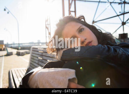 Close-up Portrait von Teenager-Mädchen Natur, Blick in die Ferne und Tagträumen, Deutschland Stockfoto