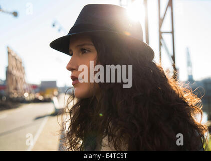 Close-up Portrait von Teenager-Mädchen Natur, tragen von Fedora und Blick in die Ferne, Deutschland Stockfoto