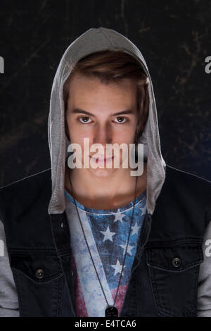 Porträt von Teenager tragen Hoodie und Blick in die Kamera, Studio gedreht Stockfoto