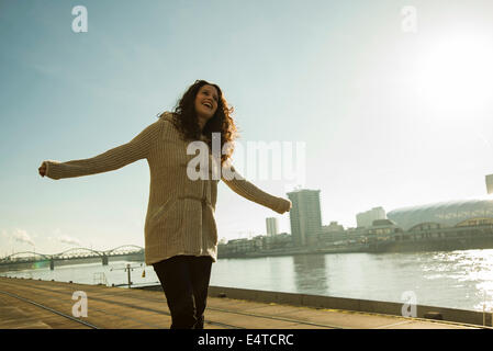 Teenager-Mädchen im Freien, Fluss an Lade dock, Mannheim, Deutschland Stockfoto