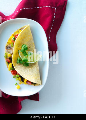 Vegetarische Quesadilla in Mais-Tortilla mit Koriander, Kalk, Pilze, Mais, Paprika, Käse und grüne Zwiebel Stockfoto