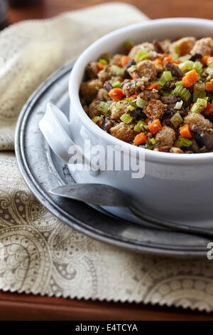 Große Schale mit Urlaub Türkei Füllung, Vollkornbrot, Karotten, Sellerie, frischem Rosmarin und Frühlingszwiebeln auf Zinnteller Stockfoto