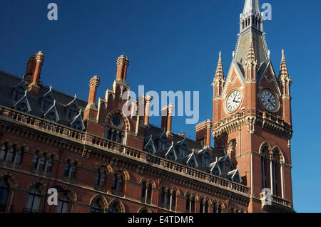 Architektur. Die prächtigen viktorianischen Fassade und Uhr Turm von St Pancras Station. Londons neue internationale Eurostar Terminus in London, England. Stockfoto