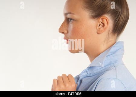 Close-up Portrait der jungen Frau, Profil, Studio gedreht auf weißem Hintergrund Stockfoto