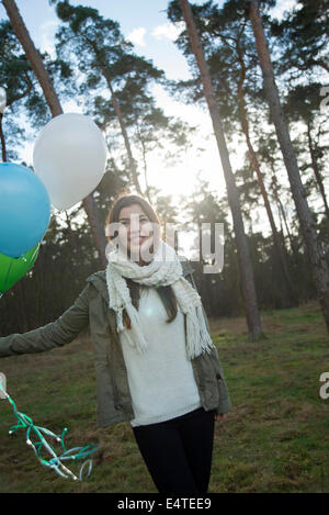 Junge Frau mit Ballons im Freien, Mannheim, Baden-Württemberg, Deutschland Stockfoto