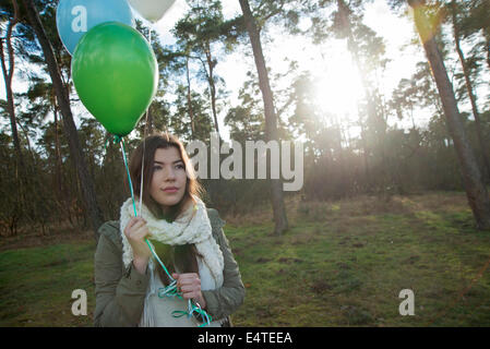 Junge Frau mit Ballons im Freien, Mannheim, Baden-Württemberg, Deutschland Stockfoto