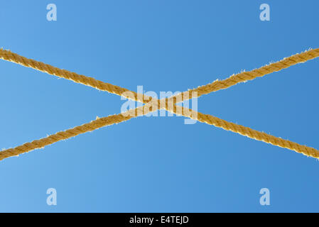 Nahaufnahme von gekreuzt Seil vor blauem Himmel, Matruh, große Sandmeer, libysche Wüste, Sahara Wüste, Ägypten, Nordafrika, Afrika Stockfoto