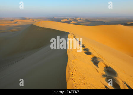 Wunderschöne Aussicht und Fußabdrücke auf Sanddüne, Matruh, große Sandmeer, libysche Wüste, Sahara Wüste, Ägypten, Nordafrika Stockfoto
