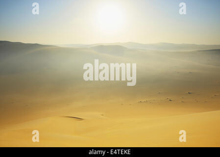 Sonne über Sanddünen mit Morgen Nebel, Matruh, großer Strand, Meer, libysche Wüste, Sahara Wüste, Ägypten, Nordafrika, Afrika Stockfoto