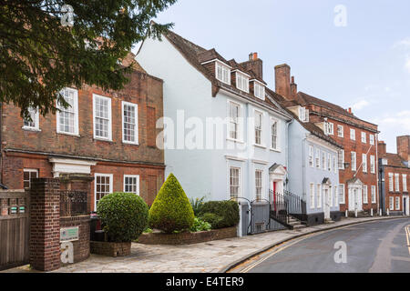 Elegantes Blau und Ziegel Reihenhaus georgische Stadthäuser in einer Wohnstraße in zentralen Chichester, West Sussex, Großbritannien Stockfoto