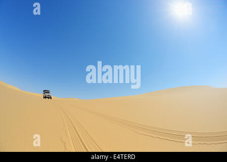 Mit dem Geländewagen Auto in Wüste, blauer Himmel und Sonne, Matruh, große Sandmeer, libysche Wüste, Sahara Wüste, Ägypten, Nordafrika Stockfoto