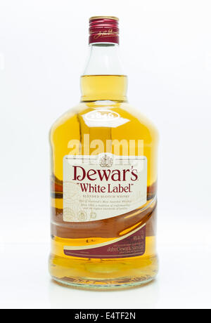 Aberfeldy, Perthsire, Schottland. 16. Juli 2014. John Dewar, Schottland, gegründet 1846, die schließlich zu einer weltweit bekannten Marke 1896 John Dewars Blended Scotch Whisky. Dewar gebildet "John Dewar & Sons Ltd., Leitung des Unternehmens mit seinen beiden Söhnen, John A. Dewar und Thomas"Tommy"Dewar, später bauen ihre Flaggschiff-Destillerie in Aberfeldy in Perthshire, Schottland, im Jahr 1896. Das Unternehmen ging durch mehrere Besitzer und Partnerschaften, die ab 1925 und ist jetzt im Besitz von Bacardi seit dem Erwerb von Dewars 1998 von Diageo. Dewars "White Label" ist der Marktführer unter den vier regulären pr Stockfoto