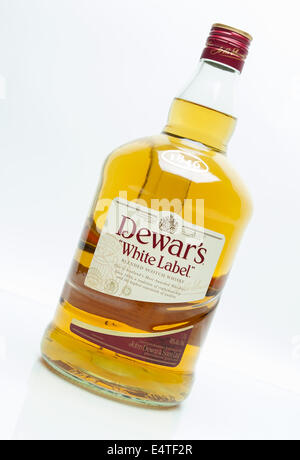 Aberfeldy, Perthsire, Schottland. 16. Juli 2014. John Dewar, Schottland, gegründet 1846, die schließlich zu einer weltweit bekannten Marke 1896 John Dewars Blended Scotch Whisky. Dewar gebildet "John Dewar & Sons Ltd., Leitung des Unternehmens mit seinen beiden Söhnen, John A. Dewar und Thomas"Tommy"Dewar, später bauen ihre Flaggschiff-Destillerie in Aberfeldy in Perthshire, Schottland, im Jahr 1896. Das Unternehmen ging durch mehrere Besitzer und Partnerschaften, die ab 1925 und ist jetzt im Besitz von Bacardi seit dem Erwerb von Dewars 1998 von Diageo. Dewars "White Label" ist der Marktführer unter den vier regulären pr Stockfoto