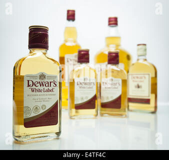 Aberfeldy, Perthsire, Schottland. 16. Juli 2014. John Dewar, Schottland, gegründet 1846, die schließlich zu einer weltweit bekannten Marke 1896 John Dewars Blended Scotch Whisky. Dewar gebildet "John Dewar & Sons Ltd., Leitung des Unternehmens mit seinen beiden Söhnen, John A. Dewar und Thomas"Tommy"Dewar, später bauen ihre Flaggschiff-Destillerie in Aberfeldy in Perthshire, Schottland, im Jahr 1896. Das Unternehmen ging durch mehrere Besitzer und Partnerschaften, die ab 1925 und ist jetzt im Besitz von Bacardi seit dem Erwerb von Dewars 1998 von Diageo. Dewars "White Label" ist der Marktführer unter den vier regulären pr Stockfoto