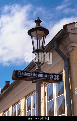 Laterne und Straßenschild, Flaskeskibssamlingen (Museum) Aeroskobing, Aero Insel, Halbinsel Jütland, Dänemark Stockfoto