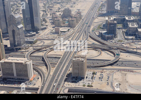 Luftaufnahme der Verkehrsknotenpunkt der Sheikh Zayed Road, Dubai, Vereinigte Arabische Emirate Stockfoto