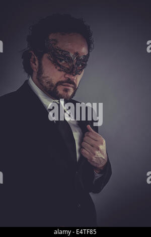 Stehend, Porträt von eleganten Geschäftsmann, geheimnisvolle venezianische Maske Stockfoto