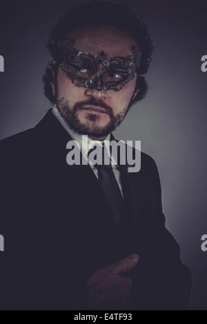 CEO, Porträt von eleganten Geschäftsmann, geheimnisvolle venezianische Maske Stockfoto