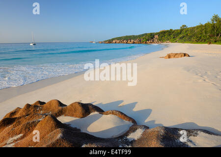 Felsen am Strand von Petit Anse, La Digue, Seychellen Stockfoto