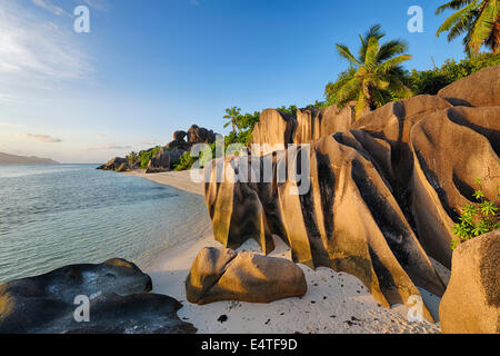 Rock-Formationen und Palmen am Sonnenuntergang, Anse Source Argent, La Digue, Seychellen Stockfoto